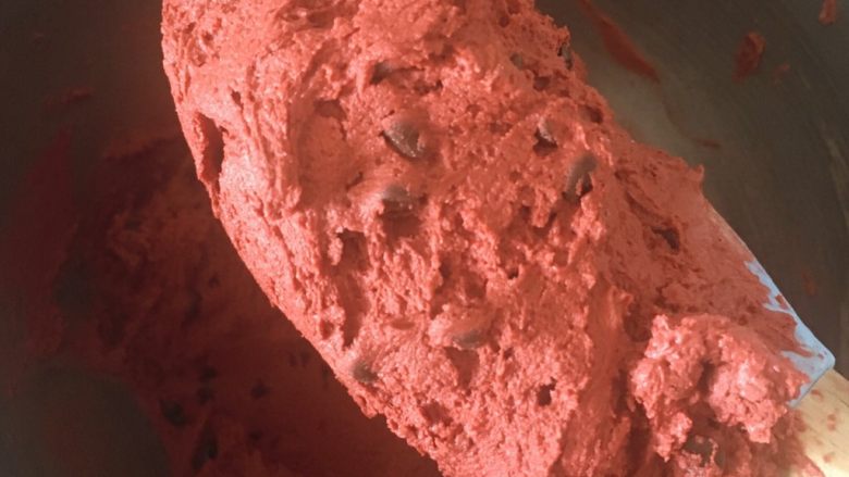 红丝绒巧克力软曲奇,混合均匀后，放入冰箱冷藏半小时以上
