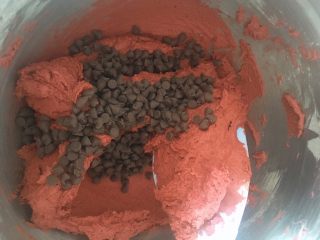 红丝绒巧克力软曲奇,最后加入耐高温巧克力豆，当然，你也可以加入你喜欢的果干……