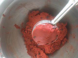红丝绒巧克力软曲奇,冷藏后的面糊更方便整形，用冰激凌勺操作更为方便，你也可以搓球按扁，但是一盘的大小和厚度基本要保持一致！