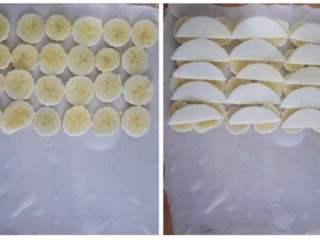香蕉水果薄脆饼,在擀好的饼皮的一半位置，铺上香蕉片，苹果片或者是其他水果片。（个人认为香蕉和菠萝搭配最好吃，酸甜可口。）