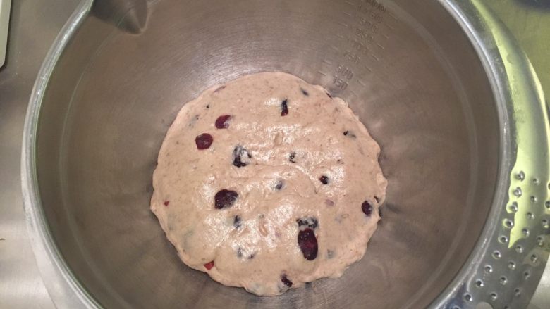 黑麦蔓越莓软欧,整圆放入盆内，盖上保鲜膜进行一发至2-2.5倍大（我室温26度发了60分钟）