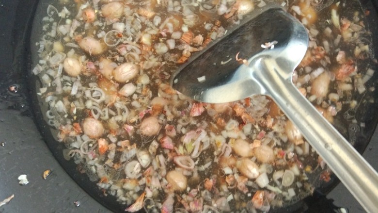 咸肉粽,倒进锅里以后，倒进提前跑好的糯米，这里糯米要提前力感水分，煮一下