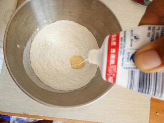 萌萌的小猪包,炼乳挤入面粉中。