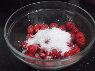 树莓之恋慕斯,树莓洗净，放入细砂糖腌制1小时