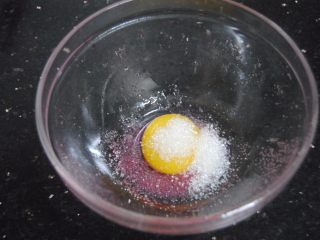 树莓之恋慕斯,现在开始制作手指饼，鸡蛋黄分离出来加入细砂糖10克