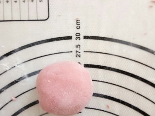 萌萌的小猪包,取一小面团加入红曲粉揉均匀备用。