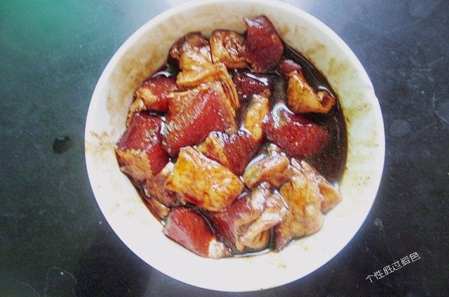 五花肉粽,放入大碗中，调入盐、老抽、鸡粉、蚝油、少许糖和黑胡椒搅拌均匀，腌制3小时或半天