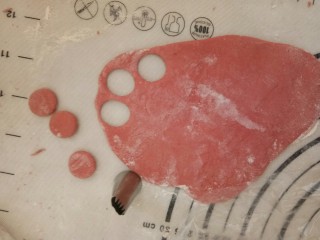 萌萌的小猪包,将红色面团擀成有厚度的面皮，用裱花嘴印出小猪的鼻子。