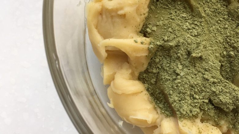翡翠绿豆冰糕,趁温热时取适量绿豆泥加入少许抹茶粉，混合均匀