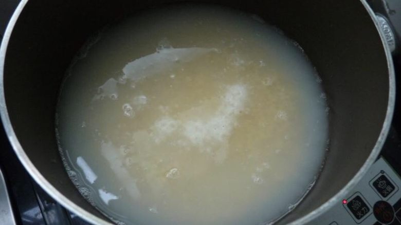 绿豆抹茶布丁,把泡好的绿豆仁加入适量的水