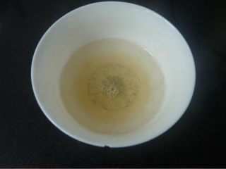 绿豆抹茶布丁,鱼胶粉用开水泡化
