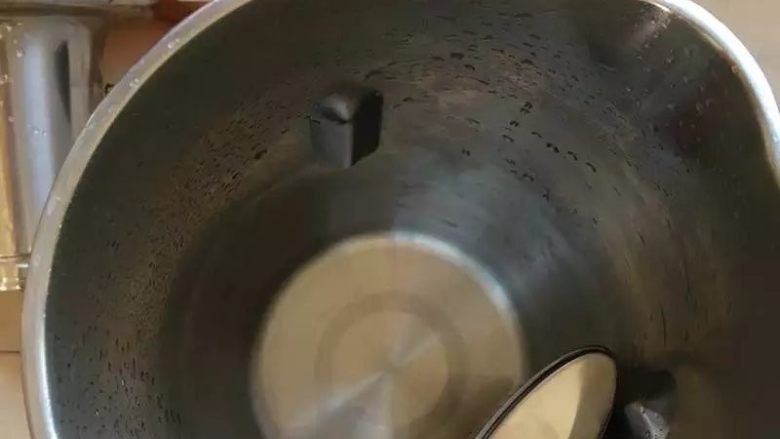 【DIY港式奶茶】补钙香浓又丝滑,将提篮放入豆浆机内桶壁上。