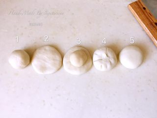 麻薯玫瑰豆沙酥,取一只水油皮，按压一下，放入一枚油酥，包包子一样捏紧封口。