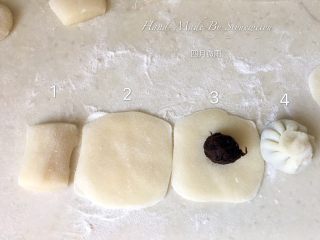 麻薯玫瑰豆沙酥,麻糬团取一只，撒适量手粉，按压一下擀至面皮，放入一枚玫瑰豆沙内馅，包包子一样捏紧封口
