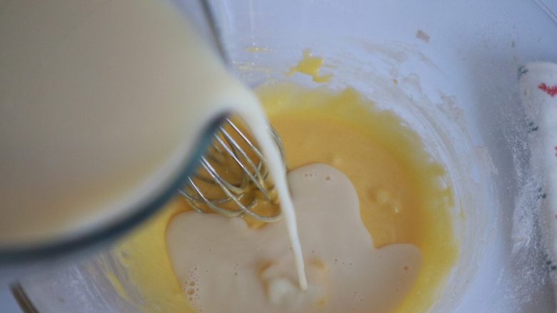 豆乳盒子,将豆浆重新加热，然后倒入蛋黄糊中，边倒要边搅拌