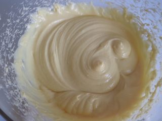 豆乳盒子,用打蛋器低速将豆乳卡仕达酱和奶油奶酪充分搅拌均匀，豆乳就做好了