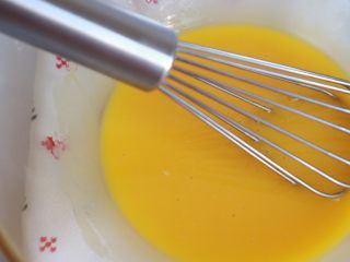 豆乳盒子,蛋黄中加入植物油，混合均匀