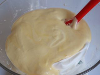 豆乳盒子,翻拌均匀的面糊倒回剩余的2/3蛋白霜中继续翻拌
