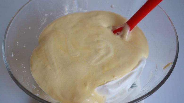 豆乳盒子,翻拌均匀的面糊倒回剩余的2/3蛋白霜中继续翻拌
