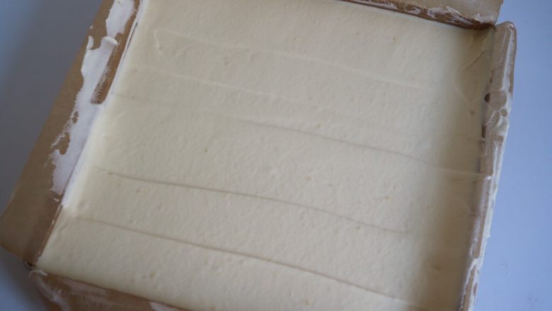 豆乳盒子,用刮板将表面刮平