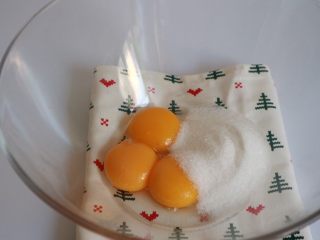 豆乳盒子,蛋黄中加入细砂糖