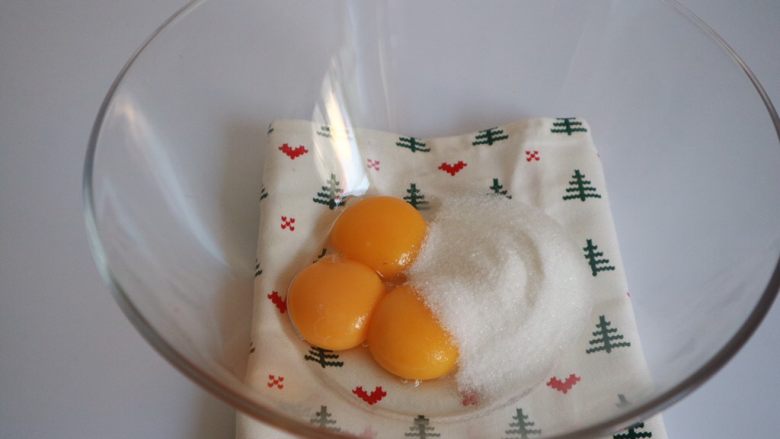 豆乳盒子,蛋黄中加入细砂糖