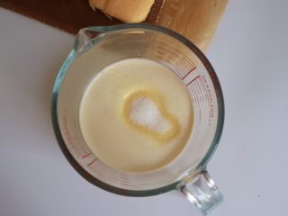 豆乳盒子,接下来打发淡奶油，淡奶油中加入细砂糖和香草膏