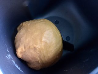 黄金芝士土司面包,这个季节，室温够了，所以我就在面包桶里常温发酵了。