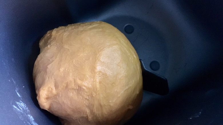 黄金芝士土司面包,这个季节，室温够了，所以我就在面包桶里常温发酵了。