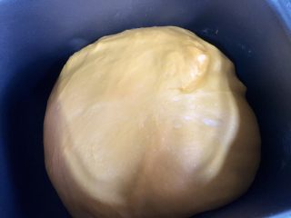 黄金芝士土司面包,发酵至两倍大。