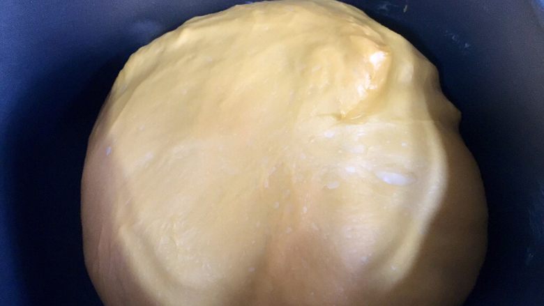 黄金芝士土司面包,发酵至两倍大。