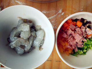 厚底鲜虾批萨,趁二次发酵的时候，将虾洗净，剥壳去沙线，横向一分为二，培根切碎，青红椒、胡萝卜、洋葱、香菇切丁备用