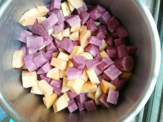 番薯糖水,将红薯和紫薯切成一小块一小块的