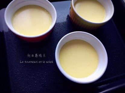 法式香草布蕾（Crème Brûlèe),图中仅烤至七八分凝固的状态，轻敲杯子液面会抖动。喜欢全部凝固的要烤25min左右。