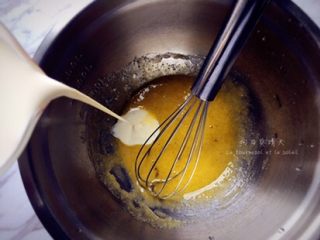 法式香草布蕾（Crème Brûlèe),淡奶油加至温热，冲入蛋液中，慢慢搅拌使糖溶解。