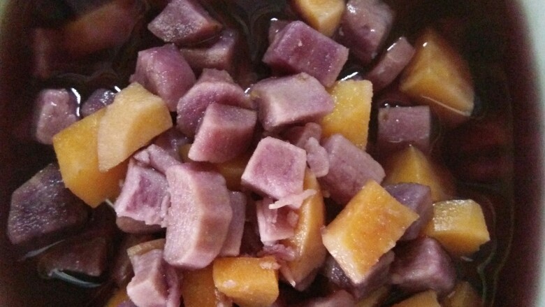 番薯糖水,完工！不过我发现紫薯要比红薯容易熟一些，也许单独分开煮会好一点。