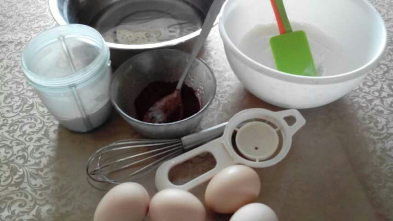 法芙娜可可水果裸蛋糕,准备好材料，低粉过筛两次。
