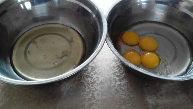 法芙娜可可水果裸蛋糕,分离蛋白和蛋黄。
