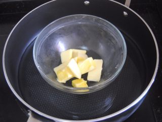 蓝莓宝顶麦芬,麦芬材料里的黄油放入碗内隔水融化