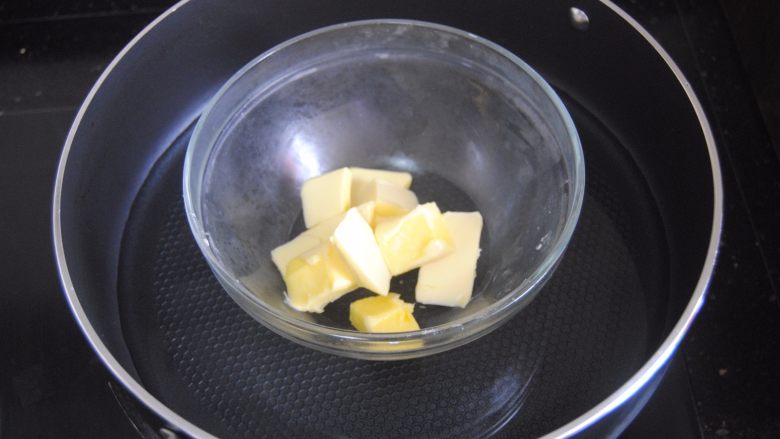 蓝莓宝顶麦芬,麦芬材料里的黄油放入碗内隔水融化