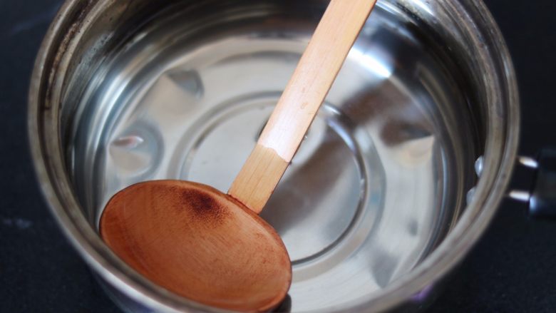 芒果牛奶燕麦西米露,2.奶锅内放纯净水
