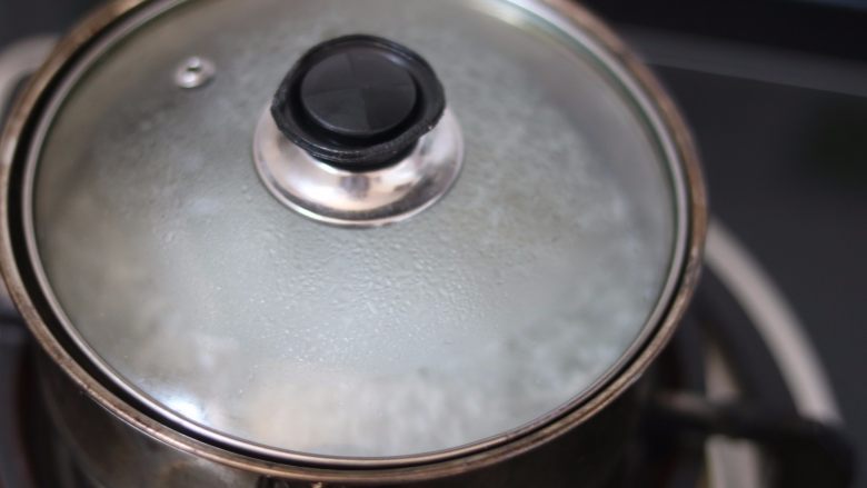 芒果牛奶燕麦西米露,6.盖上盖子煮15分钟左右 中途记得多搅拌几次以免粘锅  

