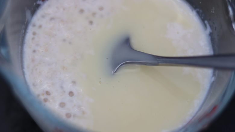 芒果牛奶燕麦西米露,14.将煮好的牛奶燕麦和西米混合好加入适量的炼乳调味