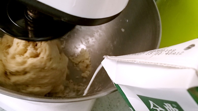 抹茶麻薯哈斯面包,启动搅拌和面，根据面粉的吸水率酌情添加牛奶。