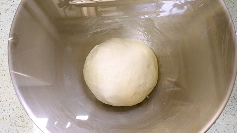 抹茶麻薯哈斯面包,滚圆面团，放入盆中，盖上保鲜膜，进行发酵。