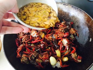 红烧小龙虾,倒入蟹黄，让汤汁更鲜。