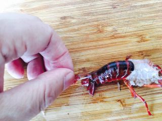 红烧小龙虾,抓住最上一层小尾巴，往左轻轻一拽，小尾巴和身体分离，把筋慢慢拉出即可。