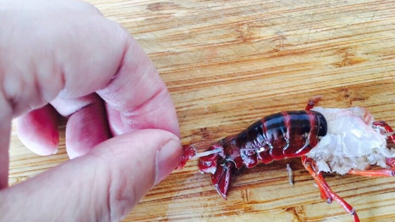 红烧小龙虾,抓住最上一层小尾巴，往左轻轻一拽，小尾巴和身体分离，把筋慢慢拉出即可。