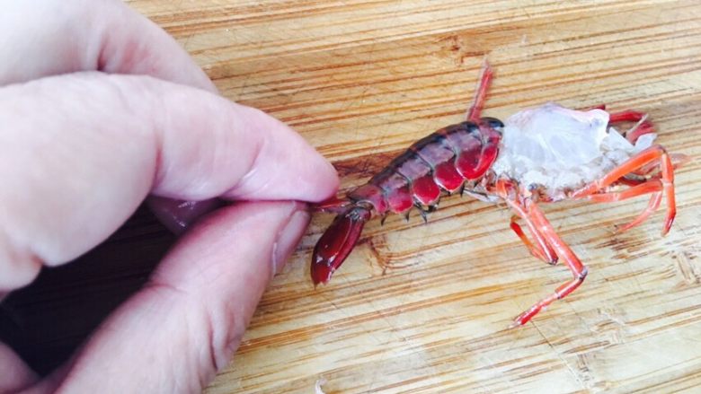 红烧小龙虾,小龙虾尾部，最上面一个小尾巴抬起，准备抽筋。
