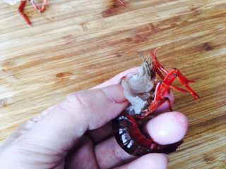 红烧小龙虾,看到两旁的腮了吗？要剥掉。